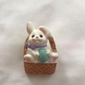 ⚡️FINAL PRICE⚡️ Vintage Bunny in Easter Basket Brooch